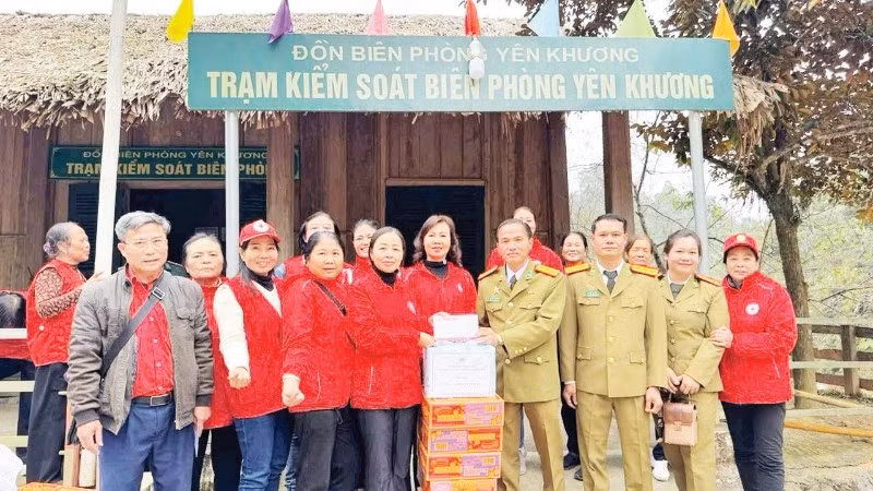 Đại diện các cấp Hội Chữ thập đỏ ở Thanh Hóa trao quà, hàng thiết yếu qua Công an Lào chuyển tới người dân cần cứu trợ.