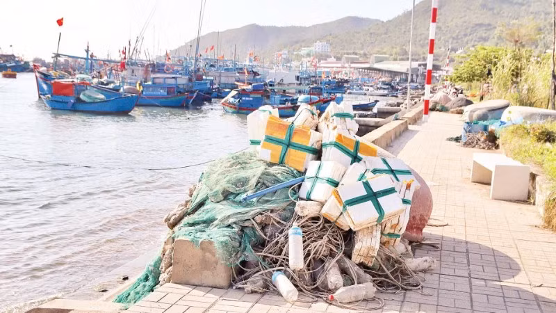 Phế thải ngư cụ tại cảng Hòn Rớ, phường Nam Nha Trang, Khánh Hòa.
