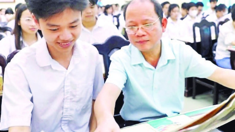 Thầy và trò Trường trung học phổ thông chuyên Thái Bình (tỉnh Hưng Yên) trong giờ sinh hoạt ngoại khóa.