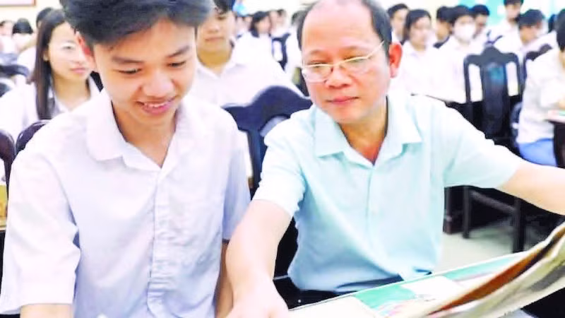 Thầy và trò Trường trung học phổ thông chuyên Thái Bình (tỉnh Hưng Yên) trong giờ sinh hoạt ngoại khóa.