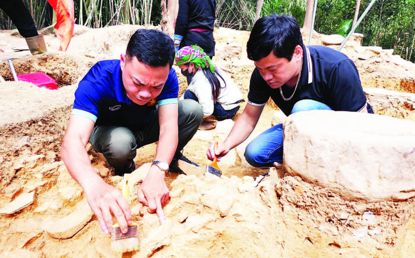 Chuyên gia khảo cổ và cán bộ Bảo tàng tỉnh Hà Giang xử lý di tích xuất lộ.