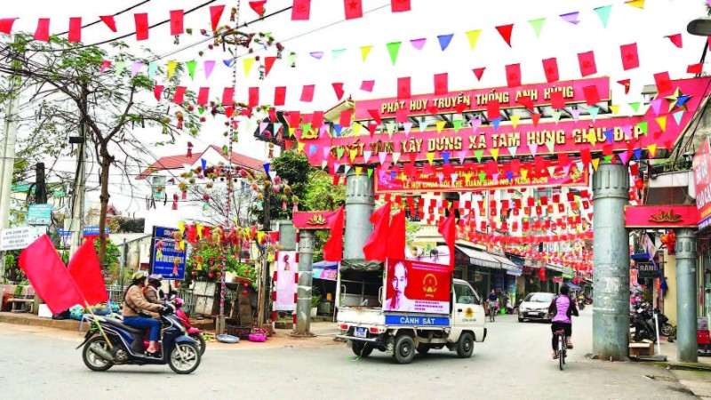 Các ngõ, xóm tại xã Tam Hưng đều được trang hoàng cờ hoa tưng bừng, khí thế. (Ảnh ÁNH NGỌC)