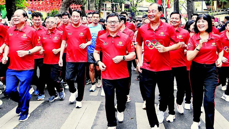 1- Các đại biểu và nhân dân Thủ đô hào hứng tham gia Ngày chạy Olympic trong không khí trong lành, mát mẻ sáng Chủ nhật.