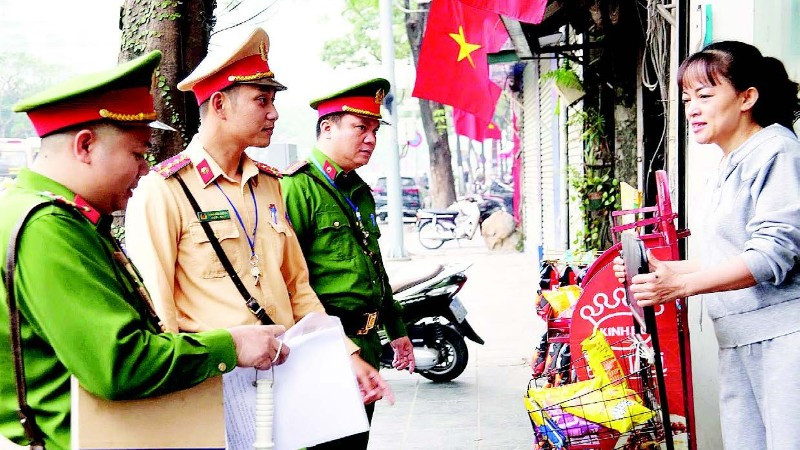 Đội Cảnh sát giao thông đường bộ số 6 phối hợp Công an phường Yên Hòa tăng cường tuyên truyền đến người dân chấp hành trật tự đô thị.