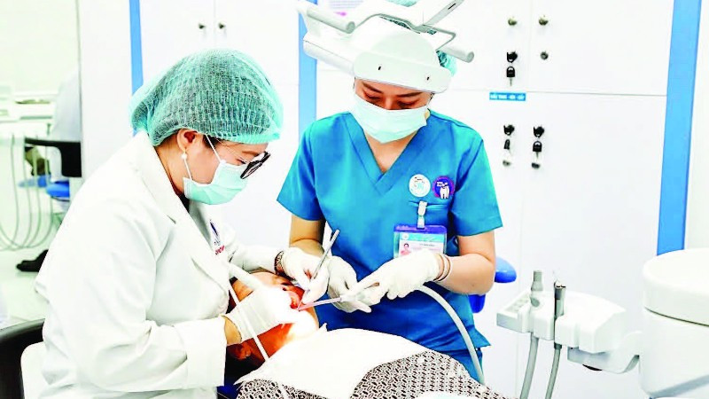 Khám nha khoa tại Trung tâm Răng Hàm Mặt kỹ thuật cao tại Bệnh viện Thống Nhất.