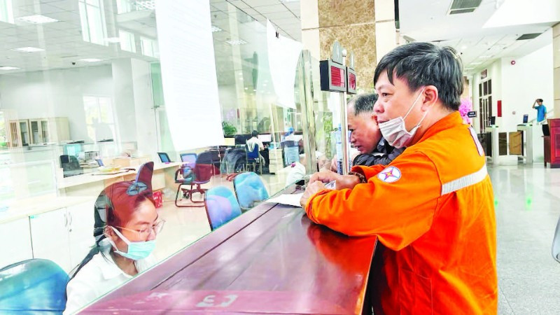 Người nộp thuế làm thủ tục kê khai thuế tại Thuế Thành phố Hồ Chí Minh.