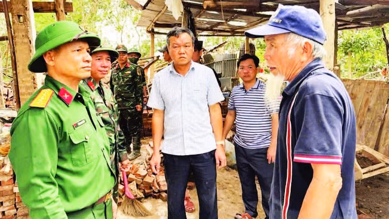Đại tá Trần Quang Tâm (ngoài cùng, bên trái) cùng các lãnh đạo tỉnh thăm hỏi, động viên người dân vùng lũ lụt phía đông tỉnh Đắk Lắk vào cuối năm 2025.
