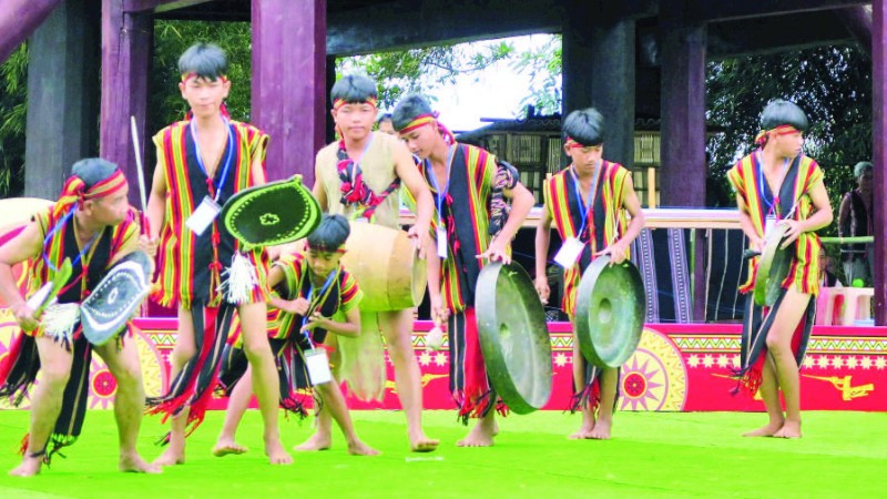 Thế hệ trẻ dân tộc Brâu với điệu chiêng Bơm pa rar.