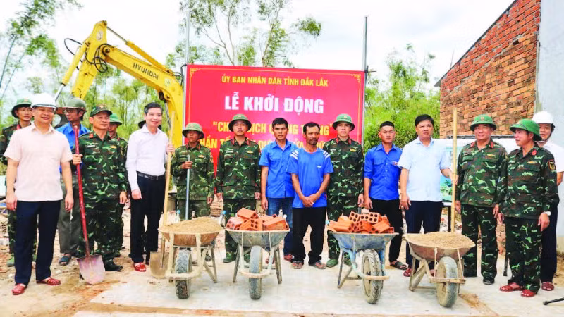 Ủy ban nhân dân tỉnh Đắk Lắk tổ chức lễ khởi động “Chiến dịch Quang Trung” thần tốc xây dựng, sửa chữa nhà cho đồng bào bị bão, lũ.