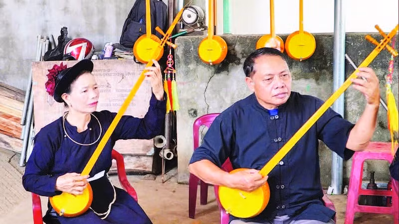 Đảng viên Nông Công Ngoạt và các thành viên trong câu lạc bộ thực hành đàn tính hát then trên những cây đàn do chính họ chế tác.