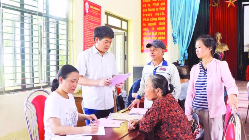 Lãnh đạo xã Gia Bình trực tiếp xuống các thôn nắm bắt tâm tư, tình cảm của nhân dân, giải đáp những vướng mắc cho bà con.