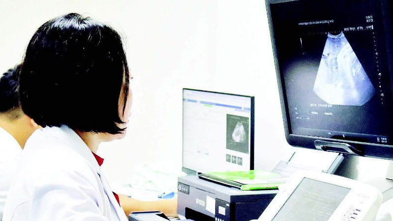 Siêu âm kiểm tra sức khỏe mẹ và con trước khi sinh ở Bệnh viện Phụ sản Hải Dương.