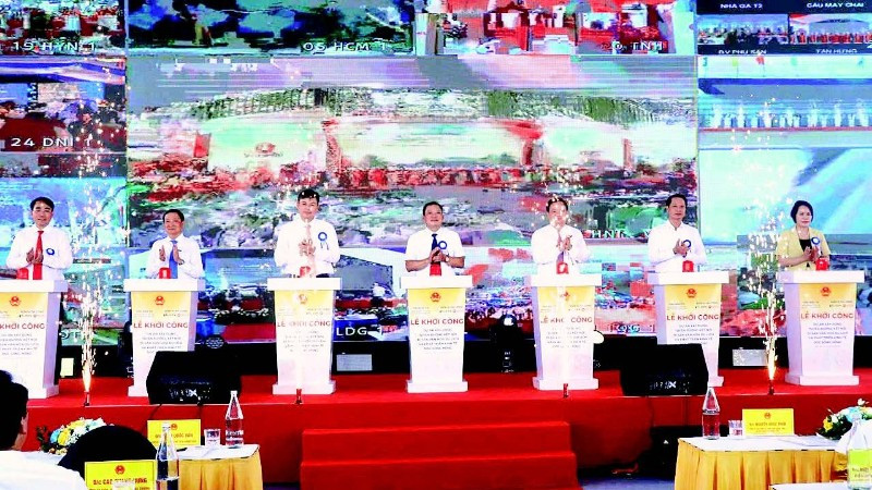 Lễ khởi công dự án xây dựng tuyến đường kết nối di sản văn hóa, du lịch và phát triển kinh tế dọc sông Hồng.