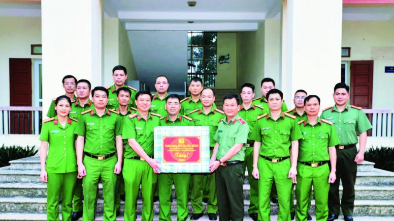 Lãnh đạo Công an thành phố Hải Phòng tặng quà động viên Công an xã Lạc Phượng, đơn vị thực hiện hiệu quả phong trào thi đua “Vì an ninh Tổ quốc”. (Ảnh THẾ KHOA)