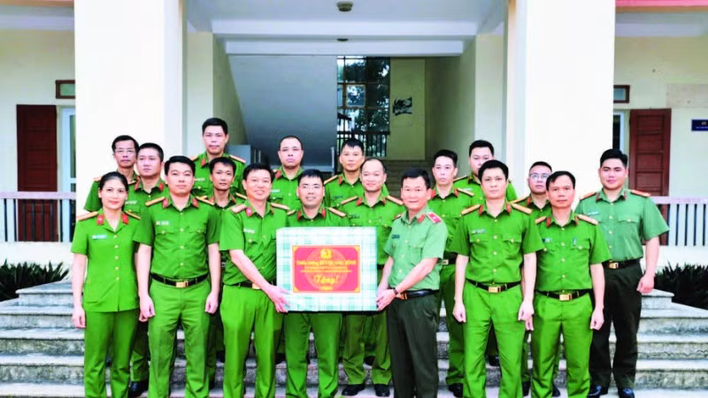 Lãnh đạo Công an thành phố Hải Phòng tặng quà động viên Công an xã Lạc Phượng, đơn vị thực hiện hiệu quả phong trào thi đua “Vì an ninh Tổ quốc”. (Ảnh THẾ KHOA)