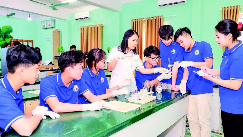 Giờ thí nghiệm của học sinh Trường THPT Kim Ngọc, phường Vĩnh Yên, tỉnh Phú Thọ.