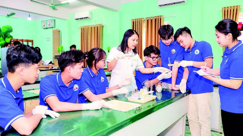 Giờ thí nghiệm của học sinh Trường THPT Kim Ngọc, phường Vĩnh Yên, tỉnh Phú Thọ.