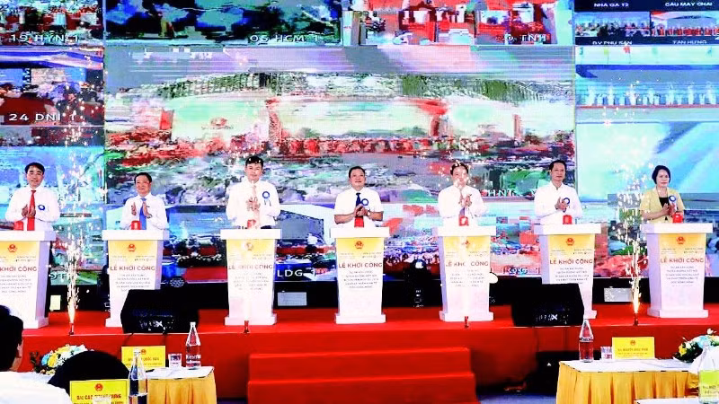 Lễ khởi công dự án xây dựng tuyến đường kết nối di sản văn hóa, du lịch và phát triển kinh tế dọc sông Hồng.