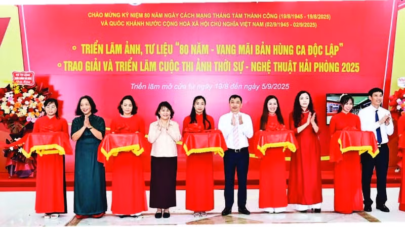 Các đại biểu cắt băng khai mạc triển lãm