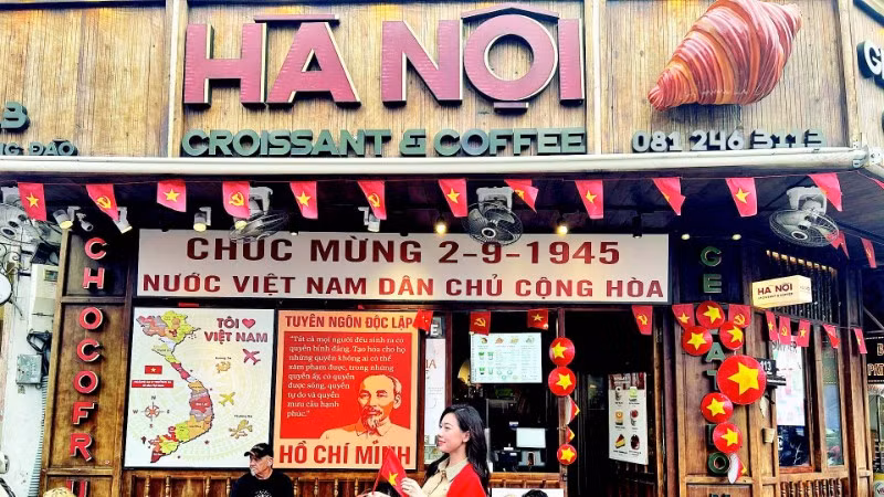 1. Các cửa hiệu được trang hoàng đón chào ngày lễ lớn.