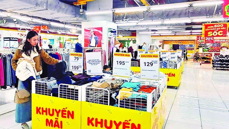 Doanh nghiệp bán lẻ kỳ vọng, các chương trình khuyến mại, giảm giá sẽ góp phần thu hút mua sắm, kích cầu tiêu dùng trong các tháng cuối năm.