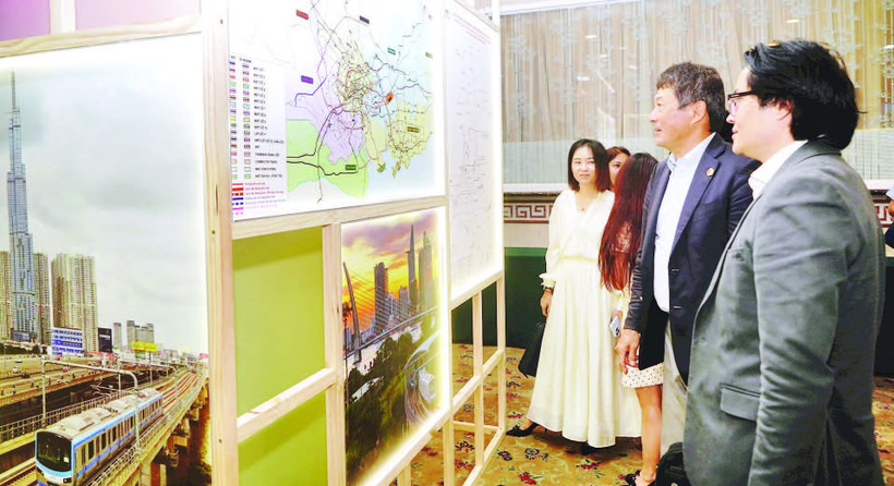 Nhà đầu tư nước ngoài tìm hiểu thông tin về các dự án kêu gọi đầu tư tại buổi gặp gỡ. (Ảnh THẾ ANH)