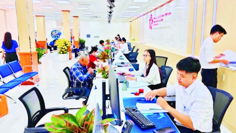 Người dân làm thủ tục tại Trung tâm Phục vụ hành chính công Thành phố Hồ Chí Minh.