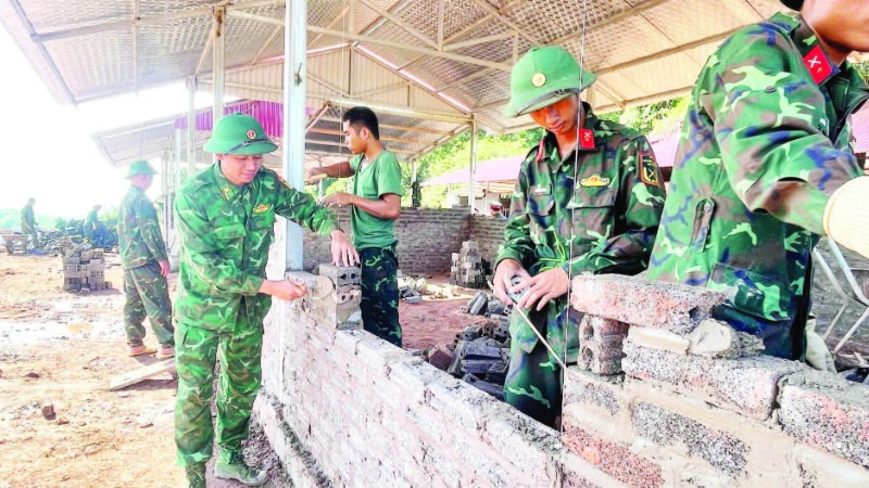 Cán bộ, chiến sĩ lực lượng vũ trang tỉnh Điện Biên giúp các gia đình bị thiệt hại do lũ quét ở bản Háng Pù Xi, xã Xa Dung làm nhà mới.