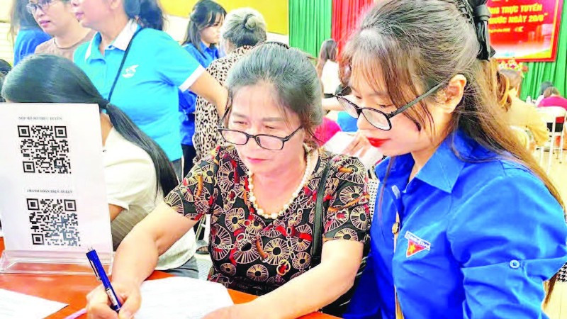 Đoàn viên thanh niên hỗ trợ, hướng dẫn người dân thực hiện thủ tục hành chính tại Trung tâm Phục vụ hành chính công phường Đức Xuân.