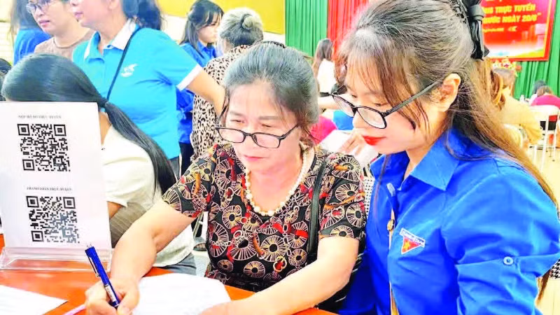 Đoàn viên thanh niên hỗ trợ, hướng dẫn người dân thực hiện thủ tục hành chính tại Trung tâm Phục vụ hành chính công phường Đức Xuân.