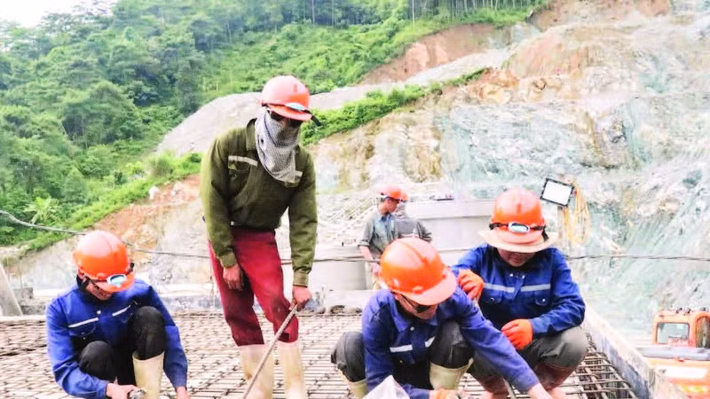 Khẩn trương hoàn thành dự án hệ thống cấp nước suối Sửu, phường Hà Giang 2 chào mừng Quốc khánh 2/9.