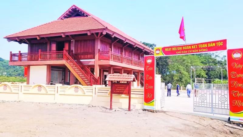 Nhà văn hóa xóm Bản Đông, xã Hợp Thành được xây dựng với kiến trúc của dân tộc Tày đã khơi dậy các hoạt động văn hóa truyền thống ở địa phương.