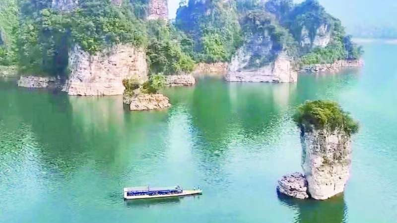 1- Danh thắng Cọc Vài, xã Thượng Lâm thu hút rất đông du khách đến tham quan.