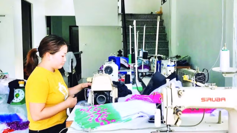 Chị Hoàng Thị Mai, thôn Nà Mộ, xã Hùng Lợi được hỗ trợ một chiếc máy may theo Dự án phát triển giáo dục nghề nghiệp và giải quyết việc làm cho người lao động vùng dân tộc thiểu số và miền núi.