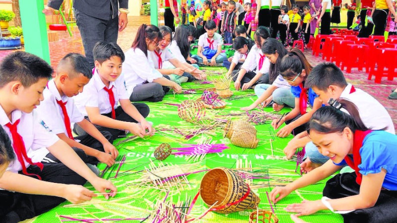 Học sinh xã Nghĩa Lộ tham gia hoạt động ngoại khóa đan thủ công đồ dân dụng.