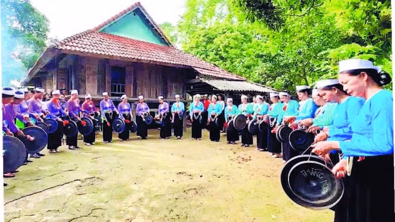 Nghệ thuật chiêng Mường thường được biểu diễn vào các lễ hội, được công nhận là văn hóa phi vật thể quốc gia.