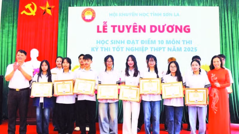 Hội Khuyến học tỉnh Sơn La trao giấy khen tặng các học sinh tiêu biểu. (Ảnh HOÀNG GIANG)