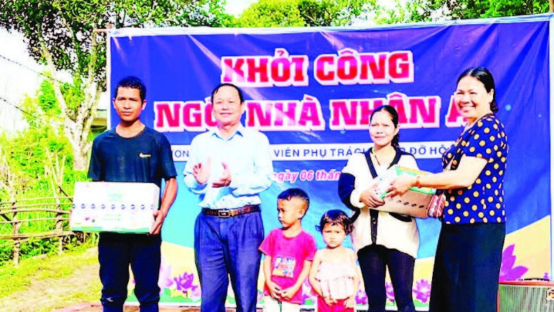 Trao quà nhân dịp khởi công ngôi nhà nhân ái cho cặp vợ chồng trẻ A Rô-Y Ran ở thôn Kon Trang Mơ Nây, xã Đăk Hà.