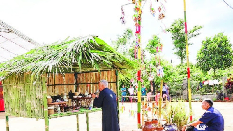 Thầy cúng thực hiện nghi lễ cúng truyền thống.