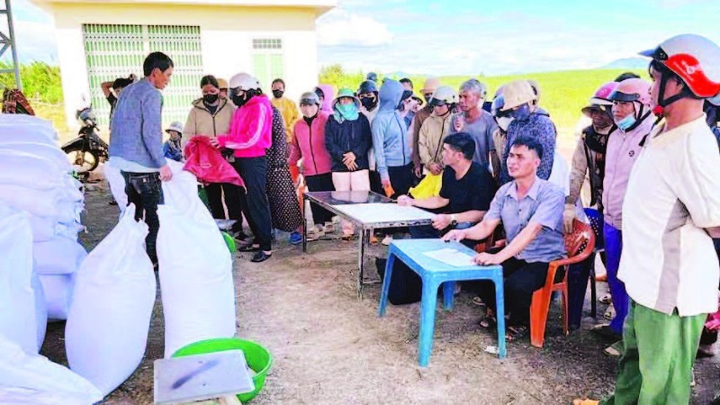 Người dân xã Ngọk Bay đến nhận gạo cứu trợ. (Ảnh PHÚC THẮNG)