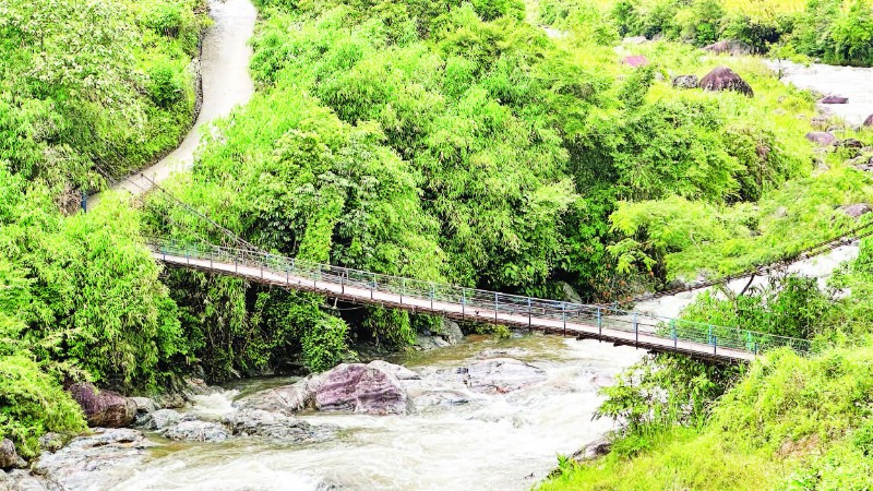 Cầu treo nối trung tâm xã Ngọc Linh đến khu sản xuất ở làng Kon Tua.