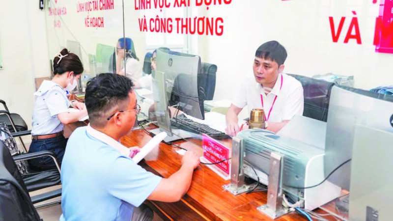 Người dân làm thủ tục tại Trung tâm hành chính công phường Phủ Lý, tỉnh Ninh Bình.