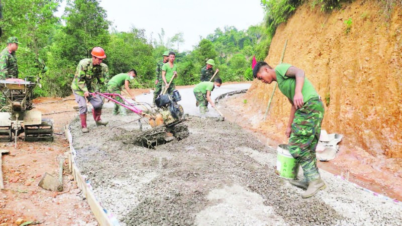 Cán bộ, chiến sĩ Trung đoàn 12, Sư đoàn 3, Quân khu 1 hỗ trợ đổ bê-tông con đường Cao Minh-Lũng Mắt.