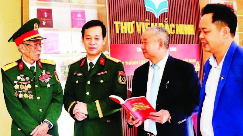 Giám đốc Thư viện Bắc Ninh số 1 Nguyễn Đắc Hồng (thứ hai, từ phải sang) trao đổi với độc giả tại một cuộc trưng bày sách.