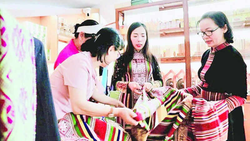 Khách hàng tham quan, tìm hiểu sản phẩm OCOP Hoa Đất Mường.
