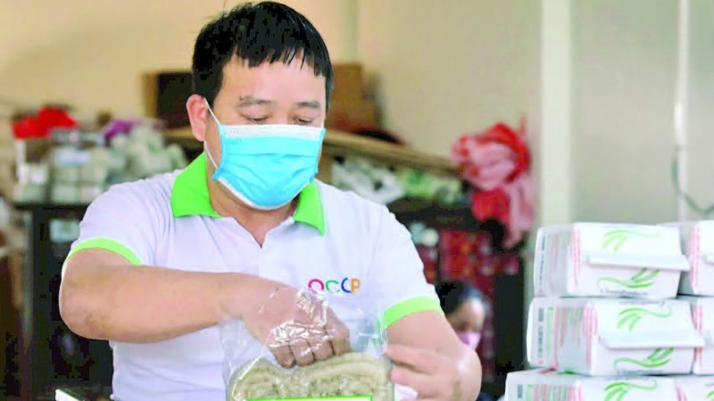Sản xuất và đóng gói mì gạo Chũ tại Hợp tác xã Thuận Hưng.