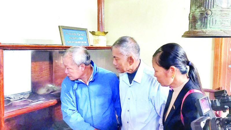 Thân nhân các liệt sĩ xem di vật được tìm thấy trong hang.