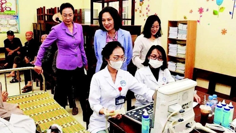 Chuẩn bị khám sàng lọc cho người dân. (Ảnh THÀNH CHÂU)