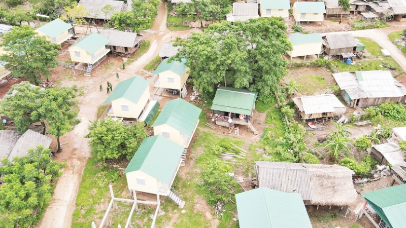 Những ngôi nhà mới vững chãi và ấm cúng đã làm thay đổi các bản làng vùng cao Quảng Trị.