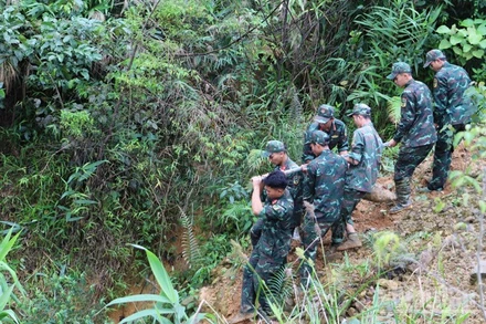 Lực lượng Công binh di chuyển bom đến địa điểm hủy nổ.